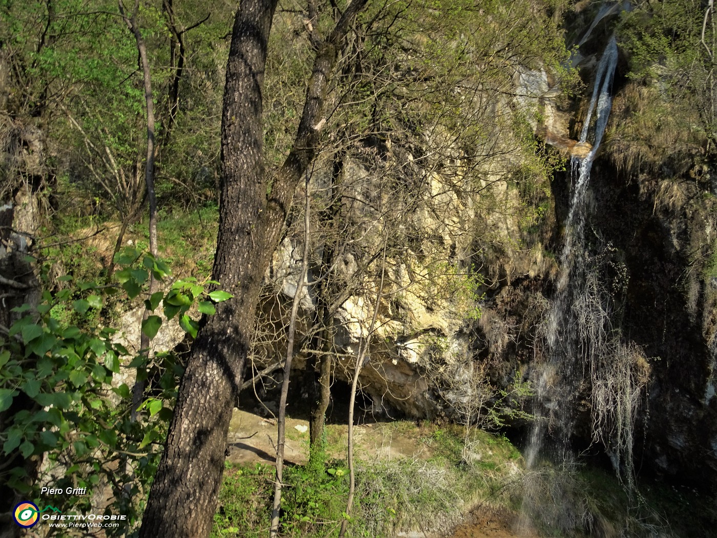 44 Da un dossetto sporgente sulle cascate e sulla grotta osserviamo le cascate.JPG